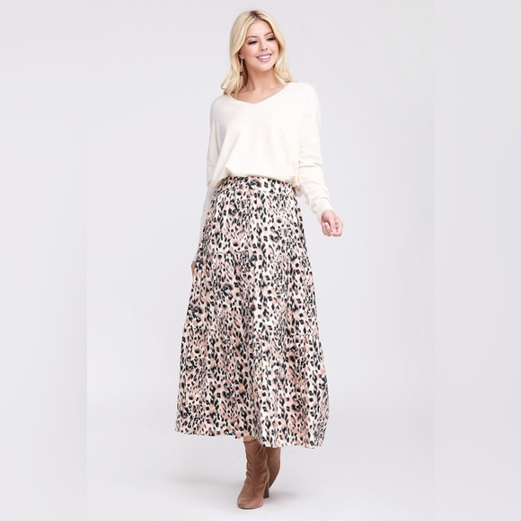 Dresses & Skirts - Leopard Print High Waisted Maxi Skirt